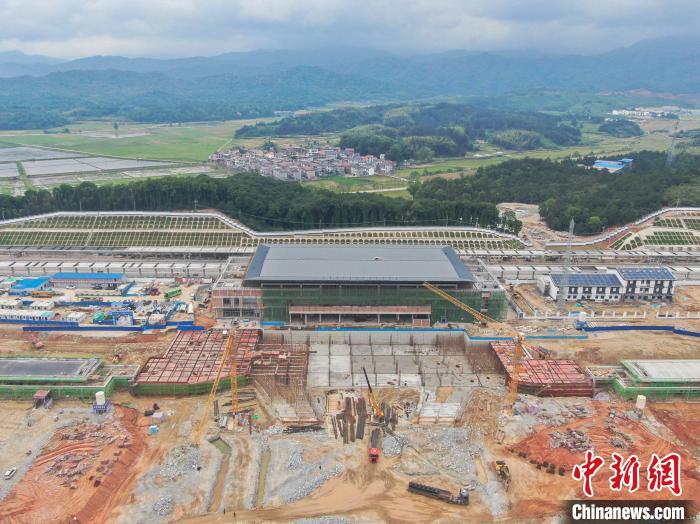 图为航拍正在建设中的昌景黄高铁浮梁东站，站房建筑设计以“瓷源茶乡·诗画浮梁”为设计理念。　刘力鑫 摄