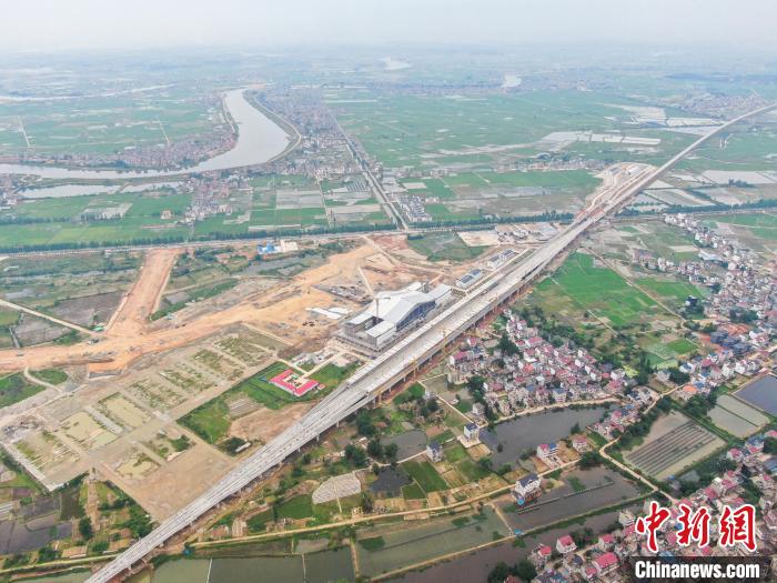 图为航拍建设中的昌景黄高铁鄱阳站，昌景黄高铁的建成通车，将让鄱阳县迎来首条设计时速350公里的高铁。　刘力鑫 摄