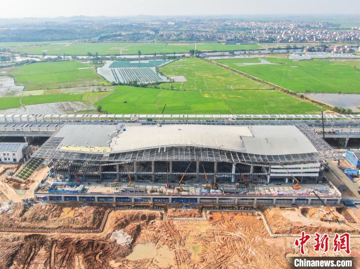 图为航拍昌景黄高铁余干站，该站以候鸟飞腾为理念，站房整体形态设计轻盈灵动，这也将是余干县首个火车站。　刘力鑫 摄