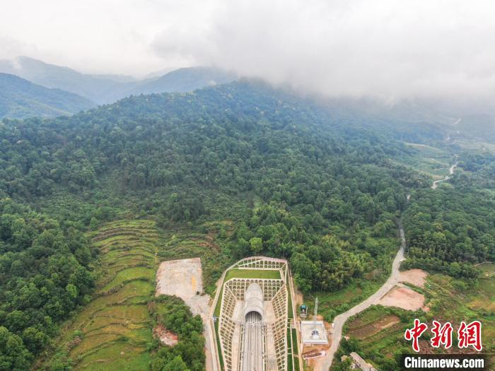 图为航拍昌景黄高铁瑶里隧道出口，该隧道全长近十公里，是昌景黄高铁江西段最长隧道，跨越皖赣两省。　刘力鑫 摄