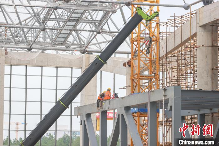 图为昌景黄高铁景德镇北站新建站房内部施工现场。　刘力鑫 摄