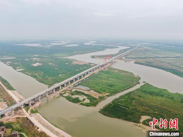 图为航拍昌景黄高铁鄱阳湖特大桥跨信江东支180米连续梁拱桥，该桥是全线的重要控制性工程。　刘力鑫 摄