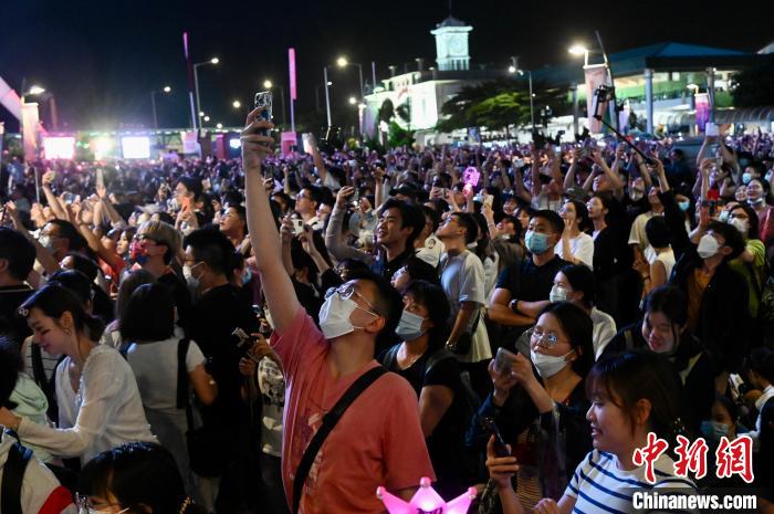 大批粉丝到场支持。　李志华 摄