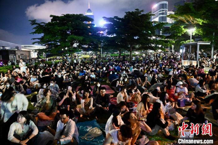 公园一带挤满粉丝。　李志华 摄