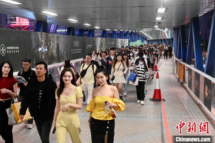 大批悉心打扮的粉丝到场支持。　李志华 摄