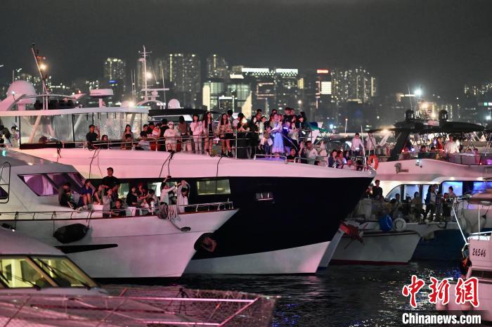 演唱会的中环码头，粉丝于游艇上听演唱会。　李志华 摄