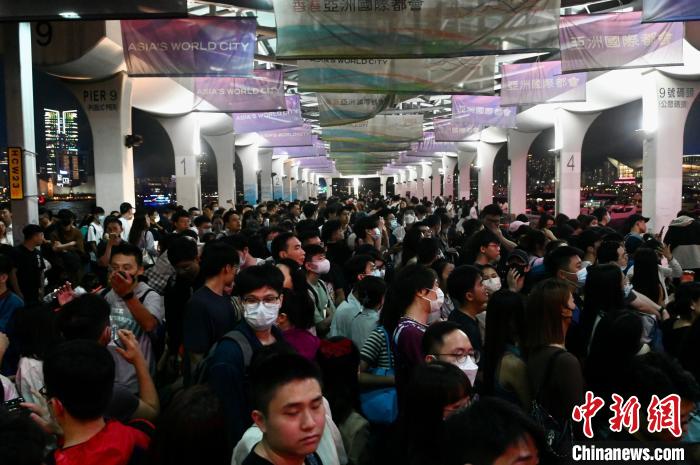 香港中环9号码头上挤满粉丝。　李志华 摄