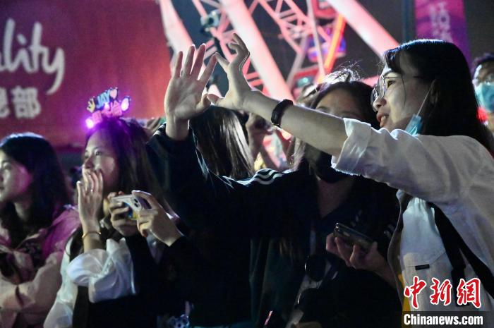 粉丝摆出心形手势支持偶像。　李志华 摄