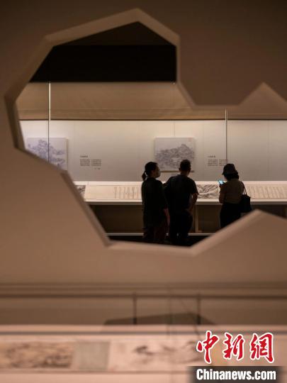 观众参观改陈后的专题展览“中国古代书画” 国家博物馆供图