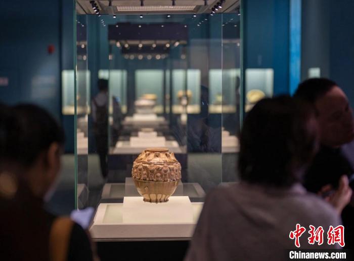 观众参观改陈后的专题展览“中国古代瓷器” 国家博物馆供图