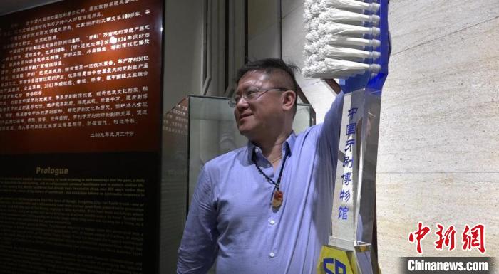 17日，“高质量发展调研行”主题采访团来到位于江苏扬州的中国牙刷博物馆。　葛勇 摄