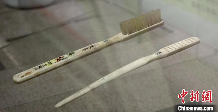 图为馆藏牙刷。　葛勇 摄