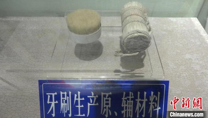 图为牙刷生产原、辅材料。　葛勇 摄