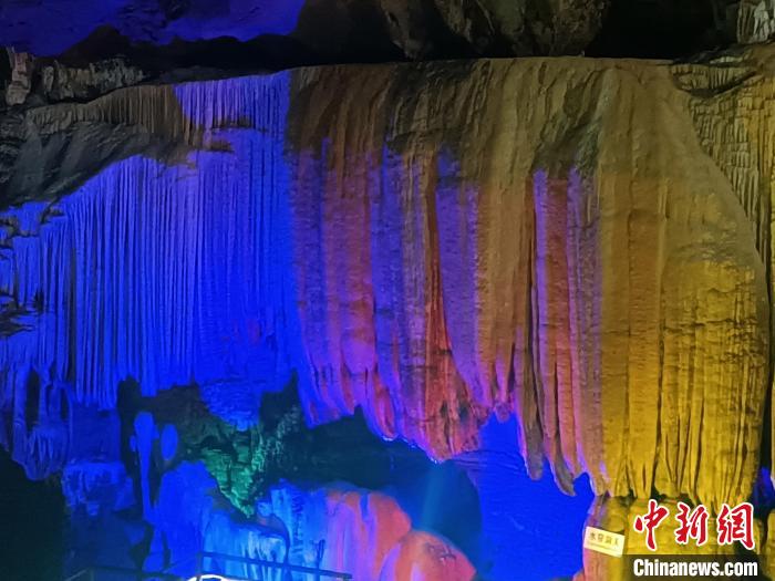 5月17日，广西桂林市永福县金钟山乾龙天坑底部溶洞里美丽的钟乳石。　周利朔 摄