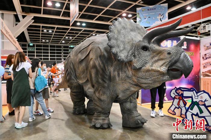 “三角龙”于展场内行走。　李志华 摄