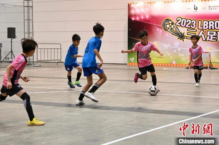 学生于现场参与三人足球比赛。　李志华 摄