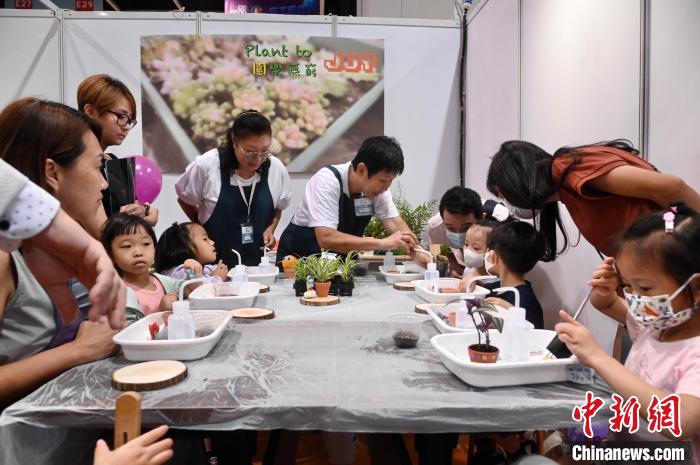 家长与孩子参与盆栽设计活动。　李志华 摄
