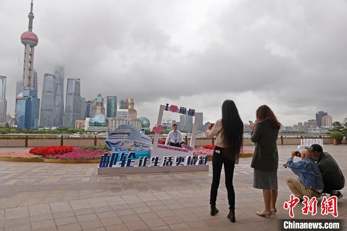 参加会议人员与中国首艘国产大型邮轮“爱达·魔都”号背景板合影。　殷立勤 摄