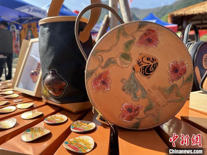 图为临洮县以牡丹为元素展出的皮具用品。　张婧 　摄