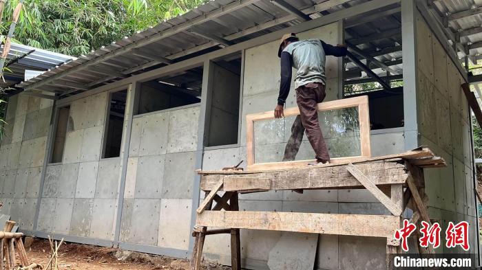 安装房屋部件(图片来自Anjar Primasetra)。　施普林格·自然 供图