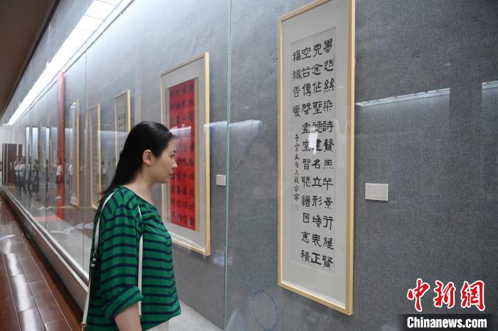 观众参观展览。　安源 摄