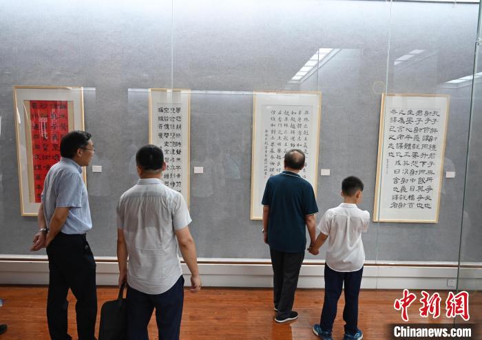 观众参观展览。　安源 摄