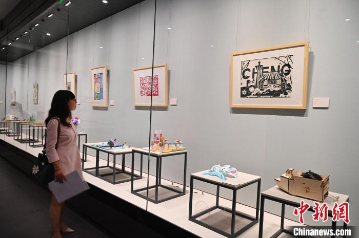 观众参观展览。　安源 摄