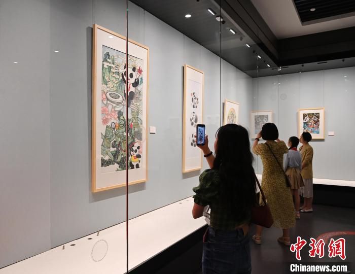 观众参观展览。　安源 摄