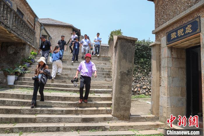 图为游客在九江姑塘海关旧址内参观游览。　刘力鑫 摄