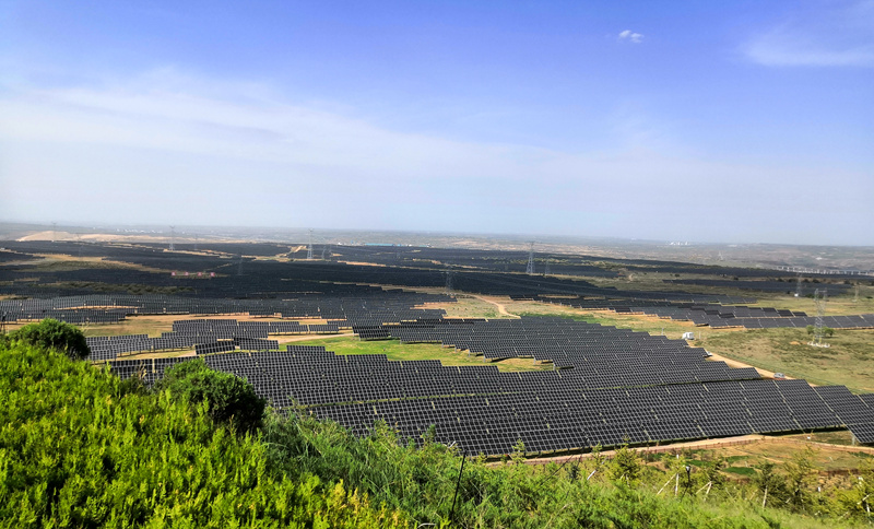伊金霍洛旗天骄绿能50万千瓦采煤沉陷区生态治理光伏发电示范项目一角。人民网记者 孙博洋摄