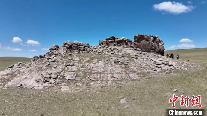 图为呼伦贝尔草原地带首次发现的赭石岩画。　张曙亮 摄