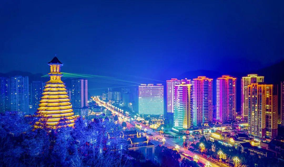 人间烟火气，最抚凡人心。如果有时间，不妨约上三五好友去逛逛兴文的“网红集市”，文创产品、咖啡茶饮、特色小吃、饰品手作等琳琅满目，杂技、乐队表演，还有苗家儿女载歌载舞，各种类型的商品应有尽有。