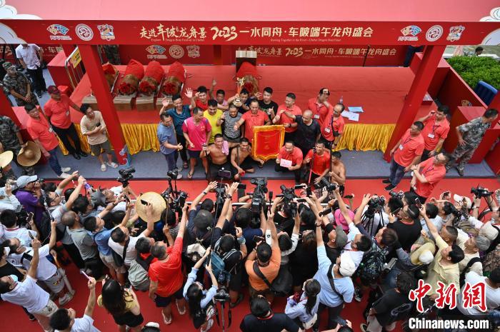 图为范阳简队获得该龙舟赛第一名。　陈楚红 摄