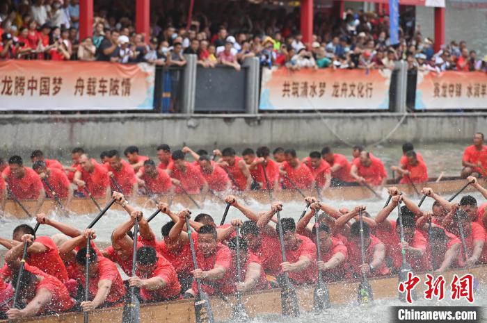 图为龙舟比赛中。　陈楚红 摄
