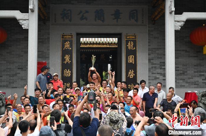 图为范阳简队获得该龙舟赛第一名，在祠堂前欢呼庆祝。　陈楚红 摄