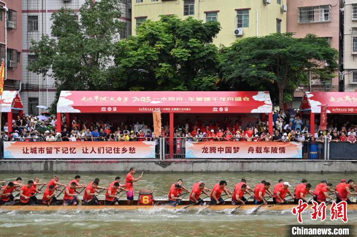 图为龙舟比赛中。　陈楚红 摄