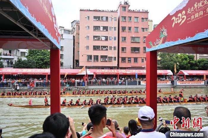图为龙舟比赛中，吸引民众观看。　陈楚红 摄