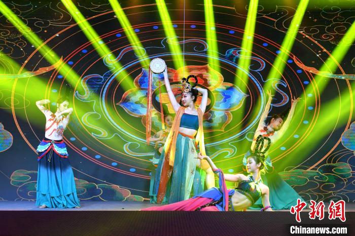 图为开场舞《丝路茶韵》表演。　吕明 摄