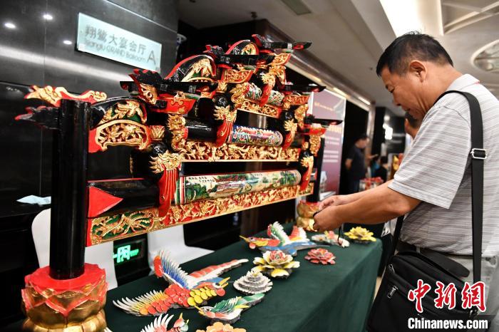 图为闽南传统民居模型亮相现场，展示其营造技艺。　吕明 摄