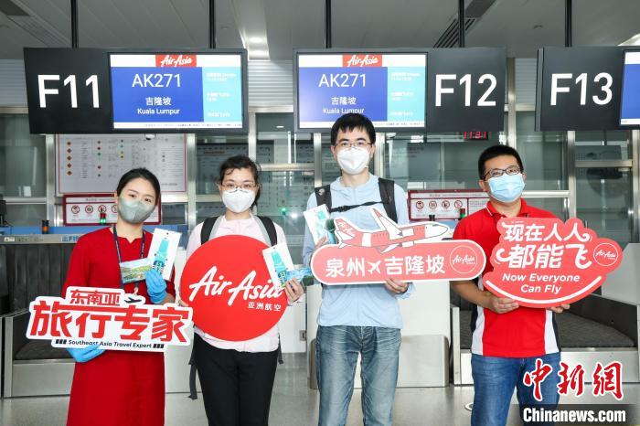 旅客在登机前合影留念。　黄翌赟 　摄