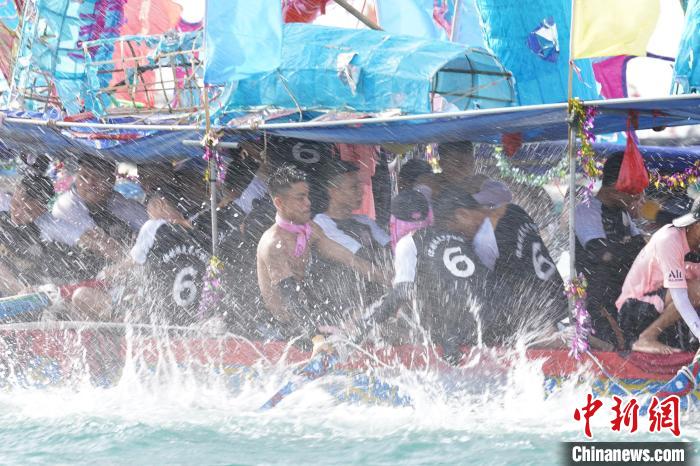 图为龙舟手驾驶特色龙舟破浪前行。　陈英清 摄