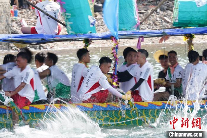 图为龙舟手驾驶特色龙舟破浪前行。　陈英清 摄