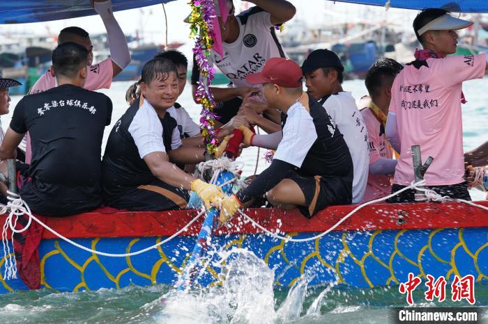 图为龙舟手驾驶特色龙舟破浪前行。　陈英清 摄