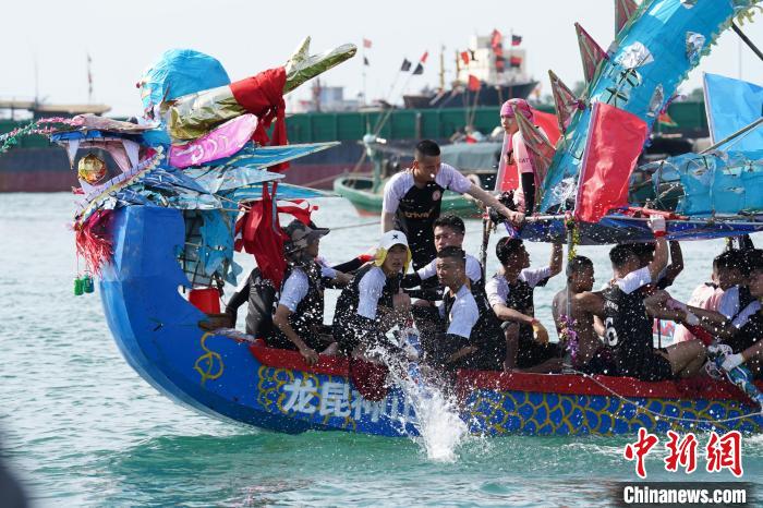 图为龙舟手驾驶特色龙舟破浪前行。　陈英清 摄