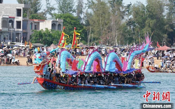 图为海南省临高县新盈镇龙昆村渔港特色龙舟。　陈英清 摄