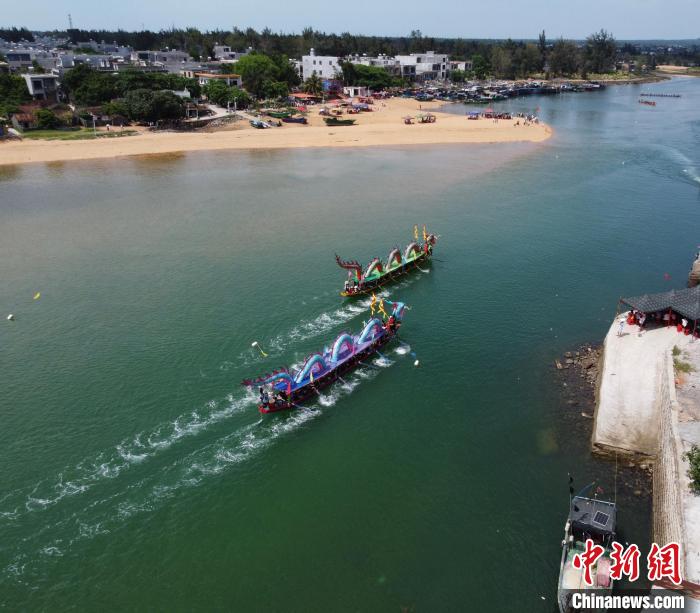 图为航拍海南省临高县新盈镇龙昆村渔港传统特色海上龙舟赛。　陈英清 摄