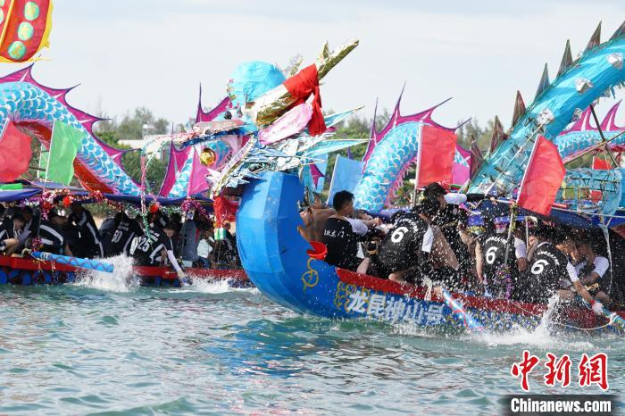 图为龙舟手驾驶特色龙舟破浪前行。　陈英清 摄