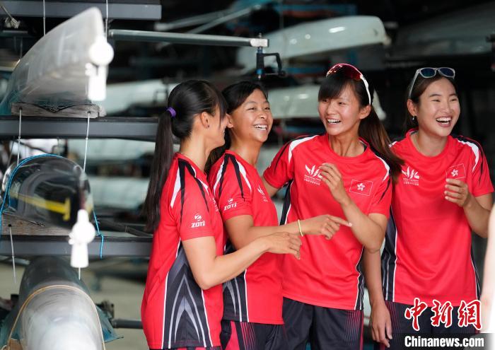 图为赛艇队女队员们谈笑风生。　侯宇 摄