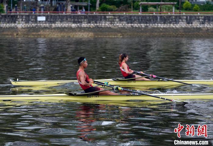 图为男子单人双桨选手赵显臻(前)与女子轻量级单人双桨队友一同训练。　侯宇 摄