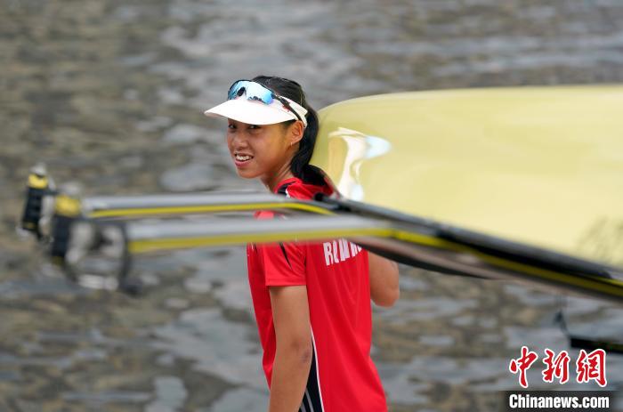图为女子轻量级双人双桨选手洪咏甄肩扛赛艇准备下水训练。　侯宇 摄